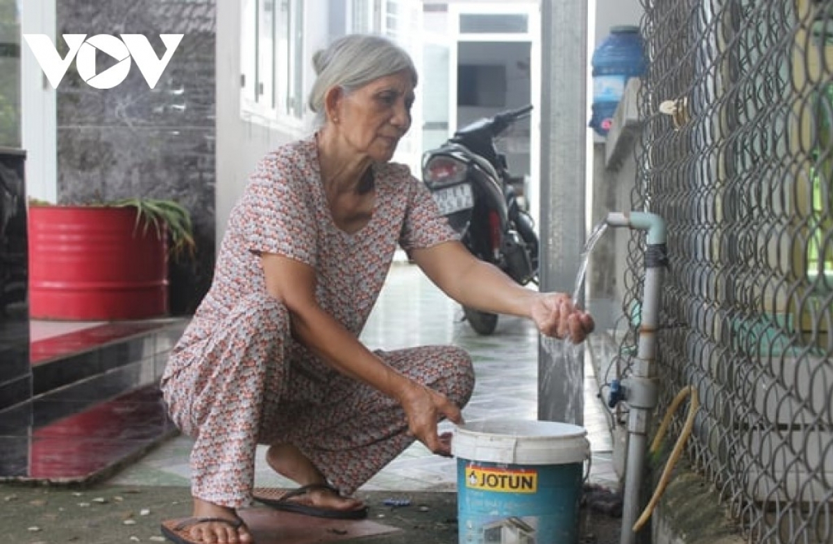 Người dân sử dụng nước sạch từ nhà máy.