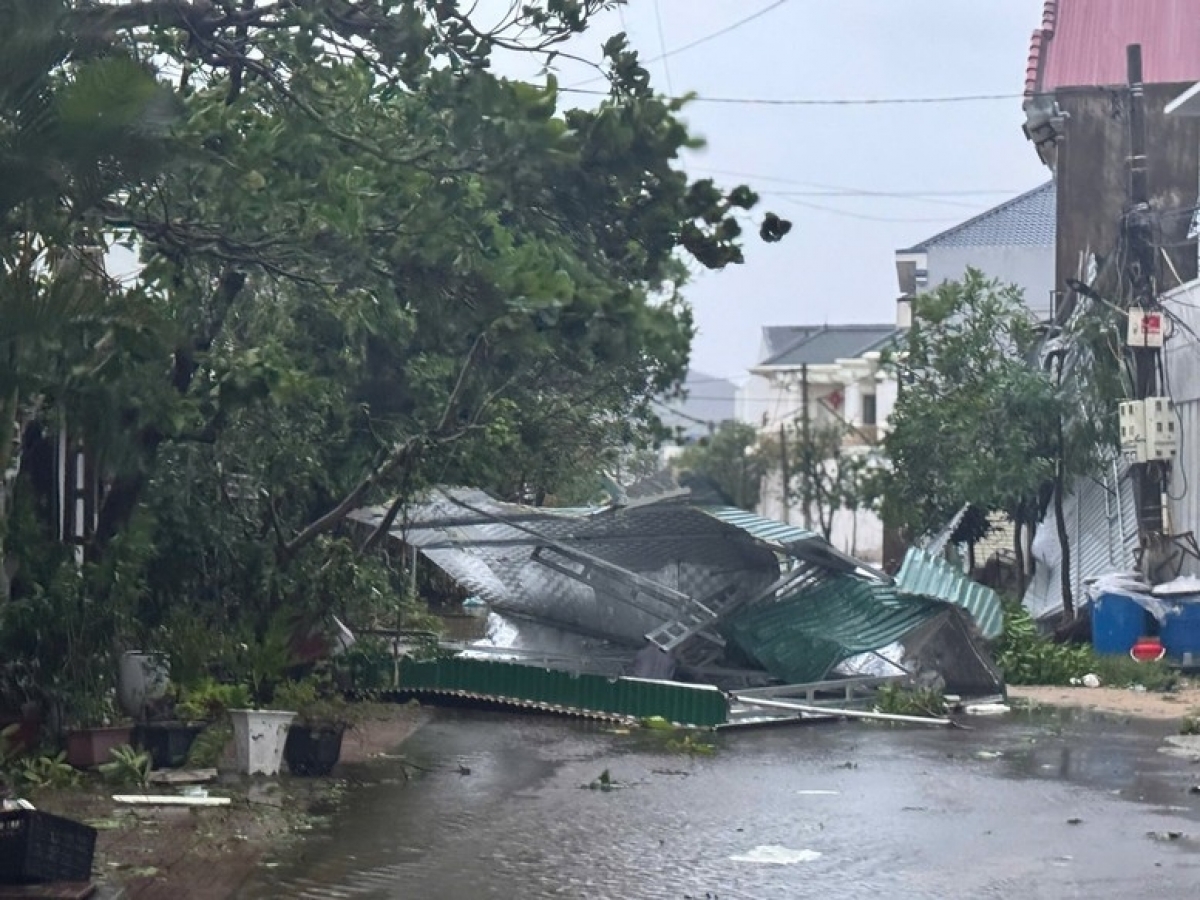 Theo thống kê sơ bộ, tổng thiệt hại về kinh tế do bão số 10 tại một số tỉnh là khoảng 8.016 tỷ đồng. (Ảnh MH)