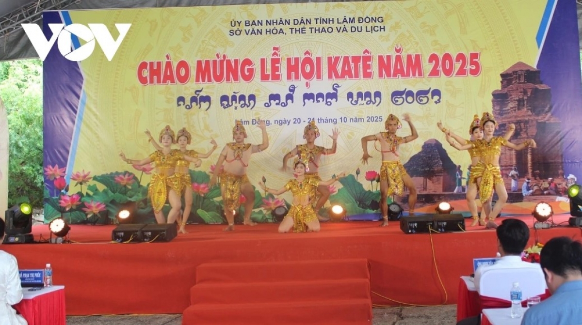 Tiết mục văn nghệ chào mừng Lễ hội Katê năm 2025 tại đền tháp Pô Sah Inư.