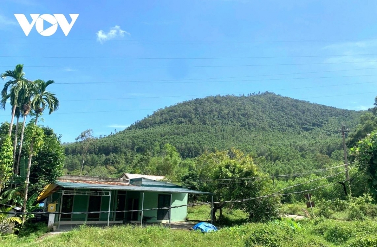 Sạt lở ở núi Phú Gia xảy ra nhiều năm qua khiến người dân sống trong cảnh bất an.