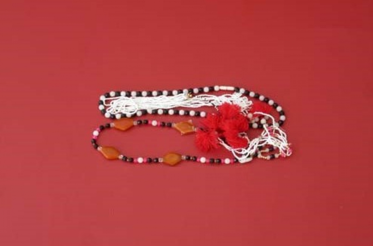 Vòng đeo cổ bằng mã não của phụ nữ Cơ Tu.