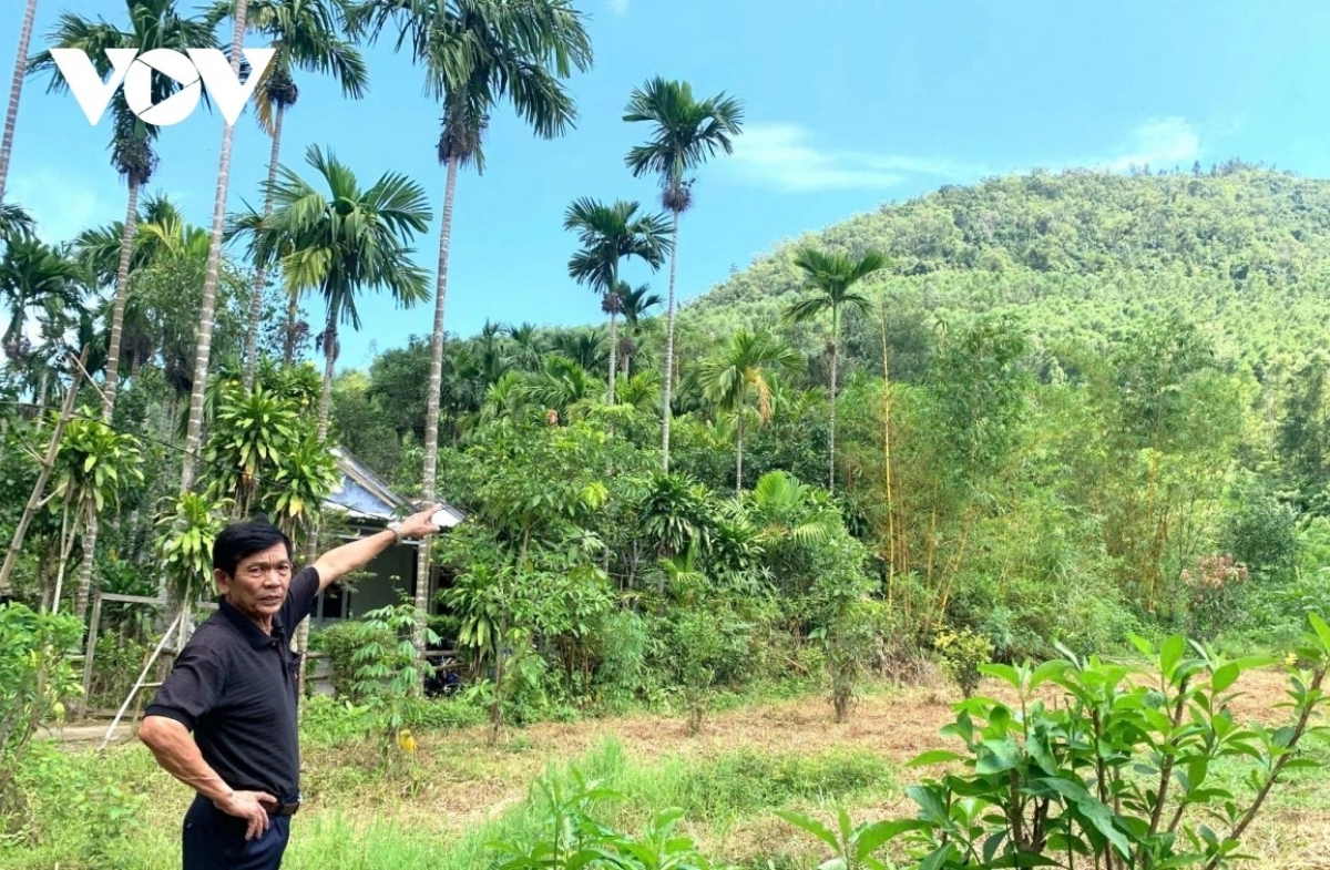 Người dân sống dưới chân núi Phú Gia luôn luôn lo lắng khi mưa bão tới.