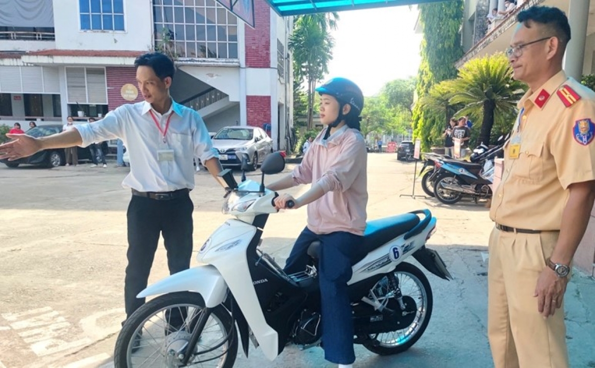 Học viên tham gia phần thi thực hành điều khiển xe mô tô.