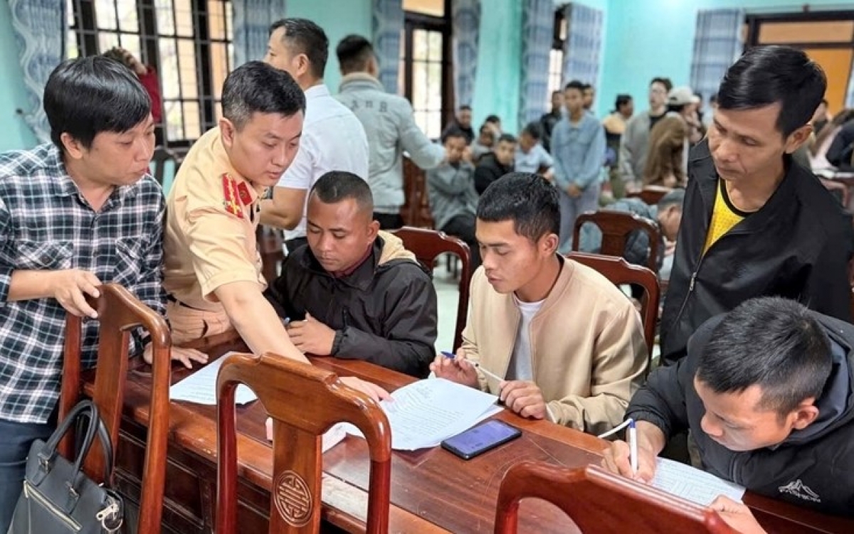 Cán bộ, chiến sĩ Phòng Cảnh sát giao thông hướng dẫn người dân làm thủ tục đăng ký tham gia chương trình.