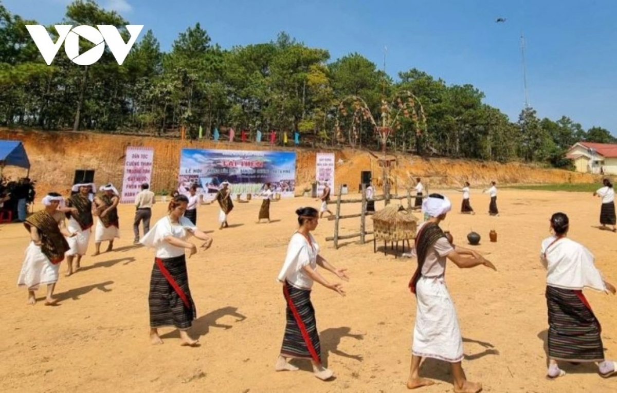 Điệu múa Arya - vũ điệu quyến rũ và mang tính cộng đồng của người Chu Ru, thường được biểu diễn trong các lễ hội và sự kiện quan trọng.