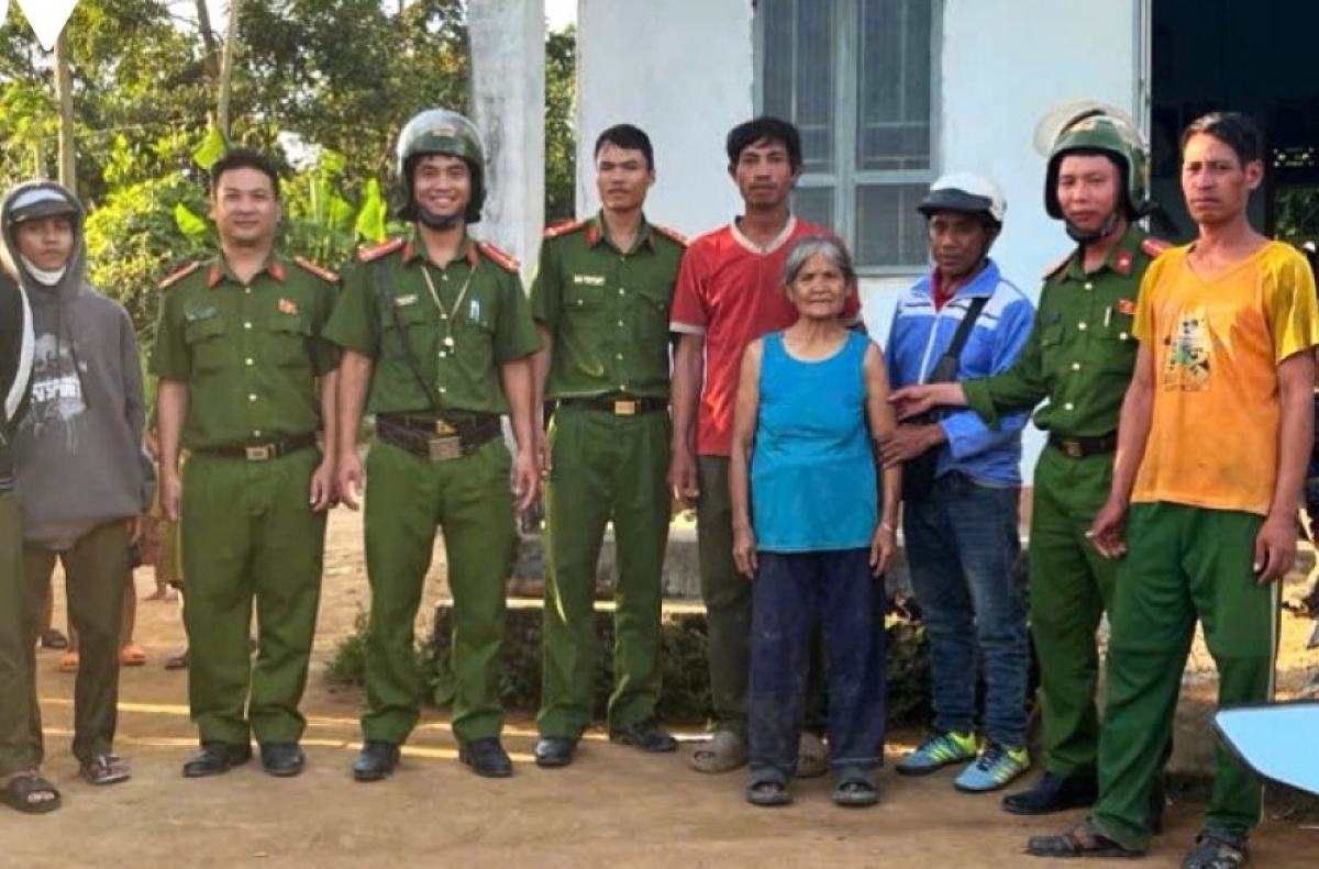 Cụ Y Bẽ được lực lượng Công an xã đưa về nhà an toàn.