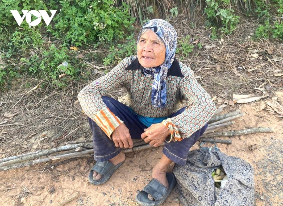 Cụ Y Bẽ khi lực lượng Công an xã tìm thấy ở khu vực giáp rừng.