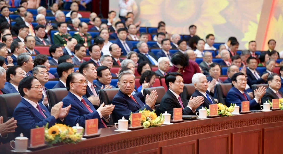 Tong Bi thu Tô Lâm saong dom urang dang akaok Ndang, Karja di mbang peih pakak