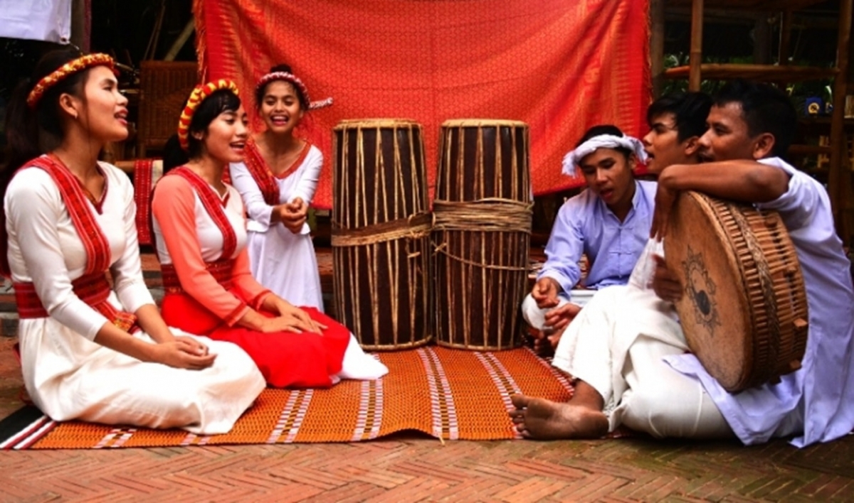 Raidiuk anit ranam di urang Cam hu brei mboh siam mekre tapa ragam adaoh dam dara