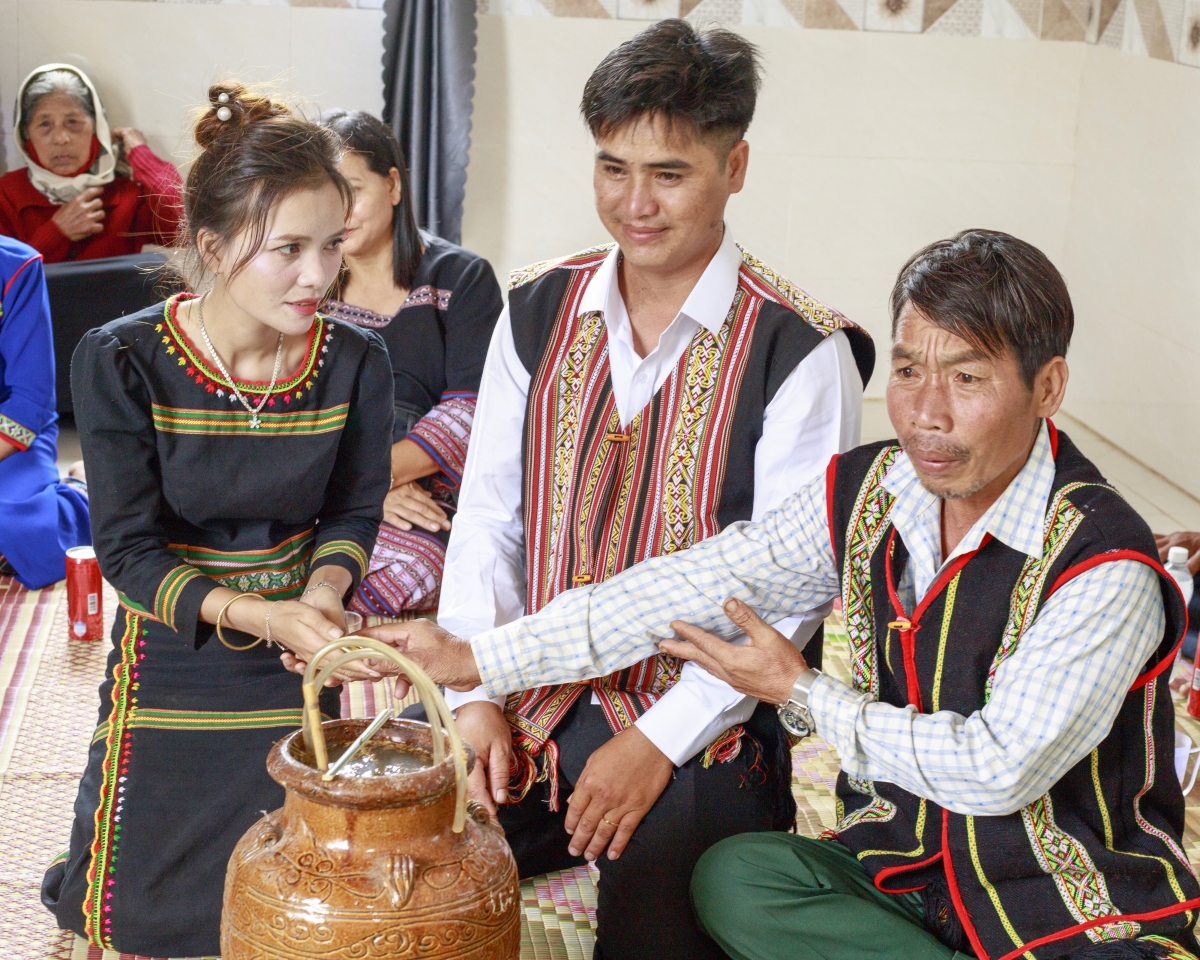 1.Hlăm klei bi mlih kông, dăm dei pô bi kuôl mtă mtăn kơ dua čô ung mô̆  brei mâo nanao klei thâo khăp ung mô̆ lehanăn bruă đua klam hŏng yang ƀuôn