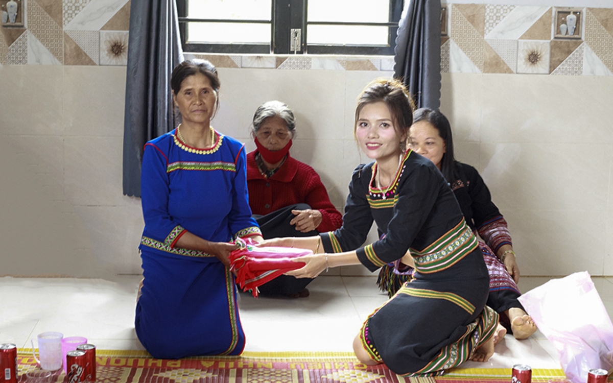 Hìu ùr pà blah ồi kòn cau, ồi àu ai pô me in – phan pà ai tơnggŏ bơta ki ngàm mờ bơrkuăt bal 2 hìu bơnhă