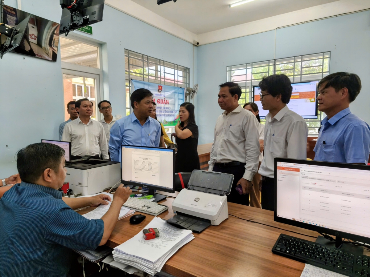 Bí thư Tỉnh ủy Dak Lak tâm ôp đah kruanh rđău kan n'hanh cán bộ công chức pah kan ta Ntŭk rgum rhŏ dŏng siƀŭt xã Hòa Phú