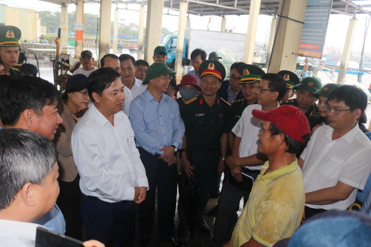 Ƀí thư Tỉñ uỷ càr Dăk Lăk iat ală jơnau đơs bơh cau lơh ka dê bè ală bơta ƀuơn, kal ke tàm ală tŭ kup phan tàm dà