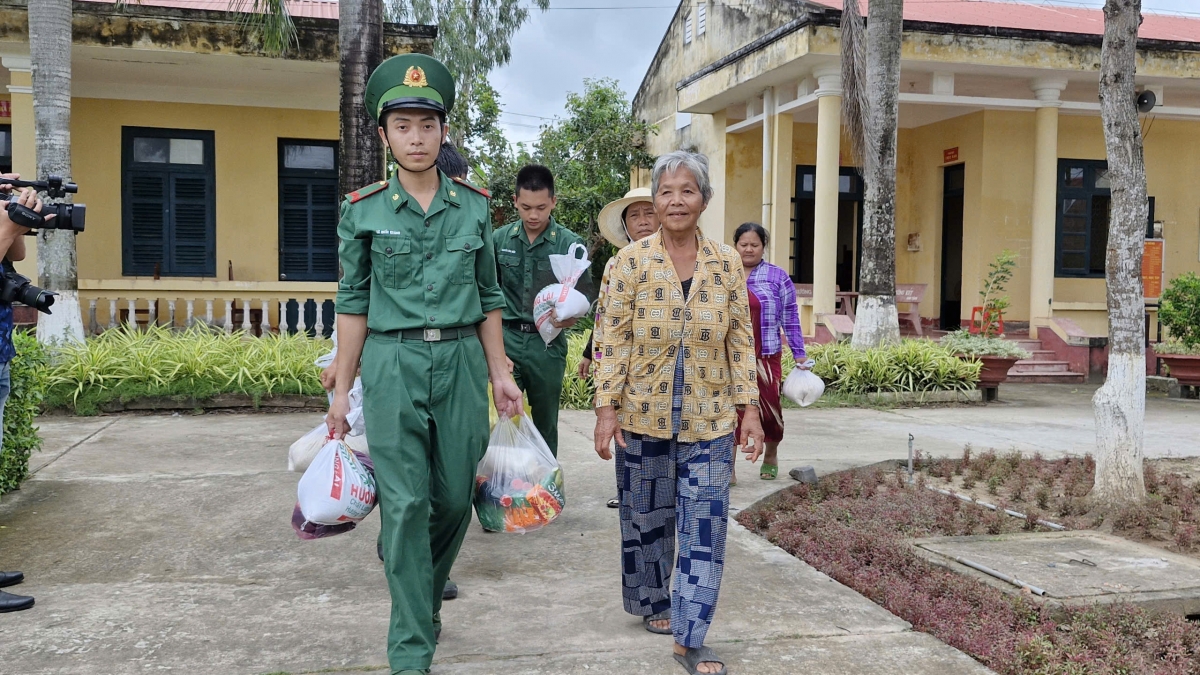 Cán bộ, chiến sĩ Đồn Biên phòng Lai Hoà giúp người dân đưa các phần quà về nhà