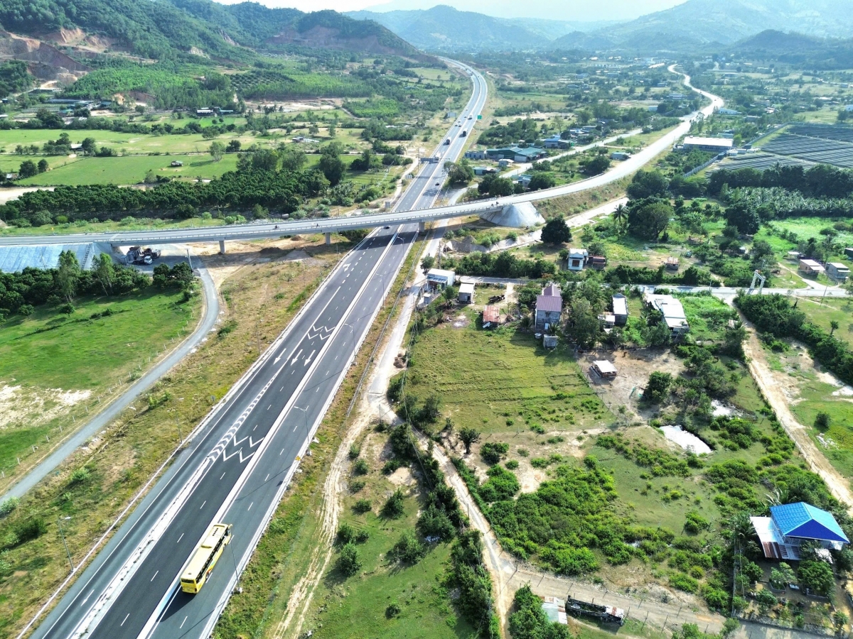 Gơl gùng rơndeh lòt mhar Nha Trang – Dà Làc rơ̆p tơrbŏ mờ gùng rơndeh lòt mhar Đah tô – Đah jum tàm tiah đah măt tơngai lik tàm sàh Diên Thọ, càr Khánh Hoà