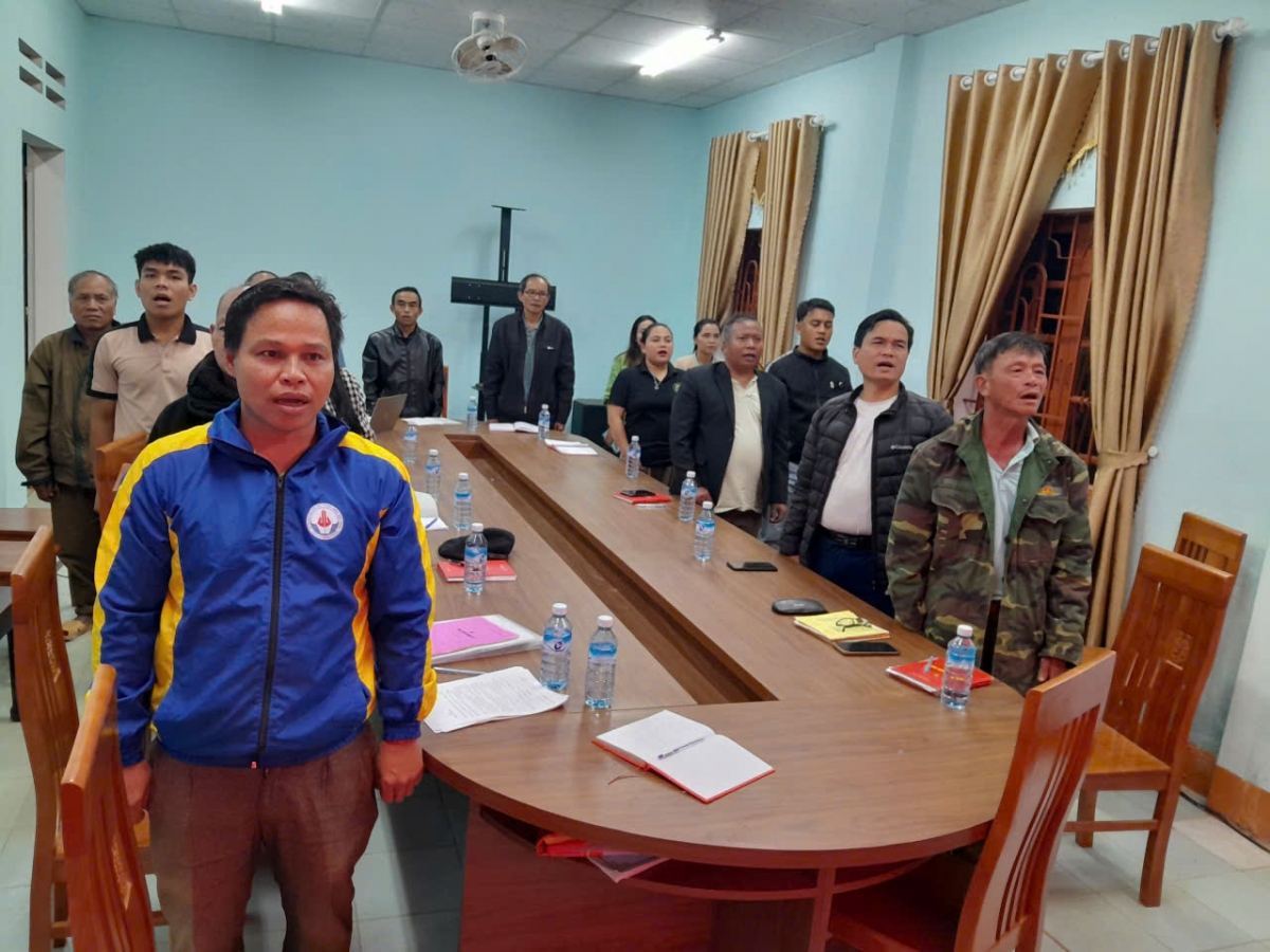 Chi bộ thôn Ra Ê sinh hoạt đảng định kỳ hằng tháng 