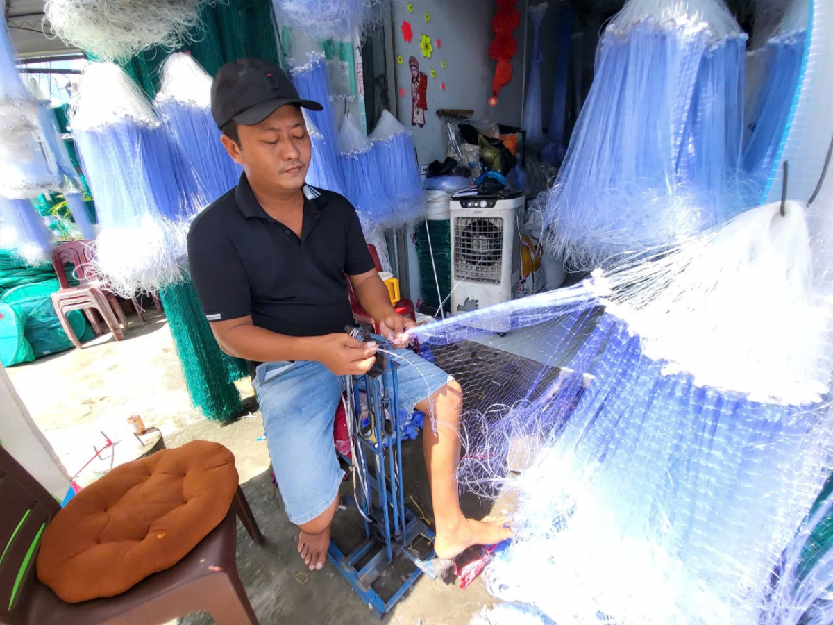 Chiếc máy dập chì đã góp phần để Làng đan lưới Thơm Rơm tăng công suất, bảo vệ được sức khỏe