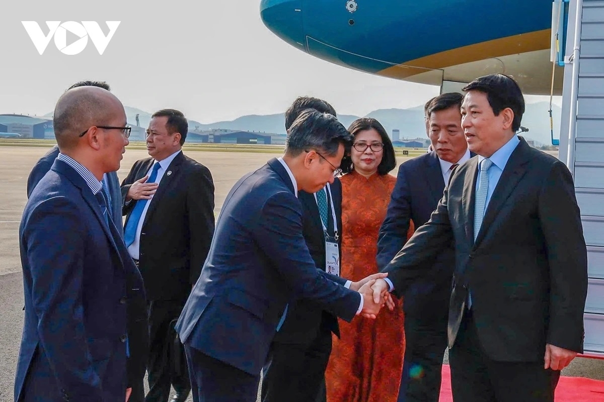 Lãnh đao Bộ Ngoại giao Hàn Quốc và thành phố Busan đón Chủ tịch nước Lương Cường tại sân bay