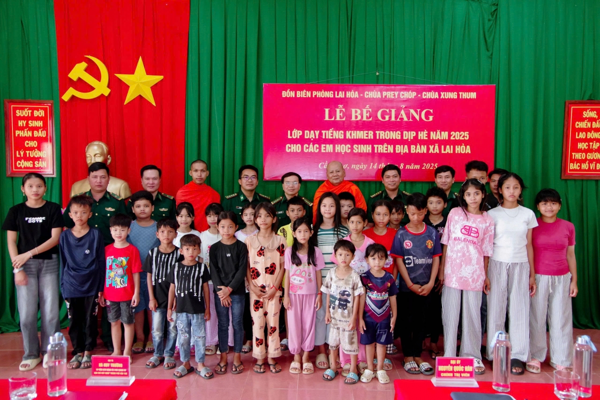 Con em đồng bào Khmer luôn được Đồn Biên phòng Lai Hoà quan tâm, chăm lo