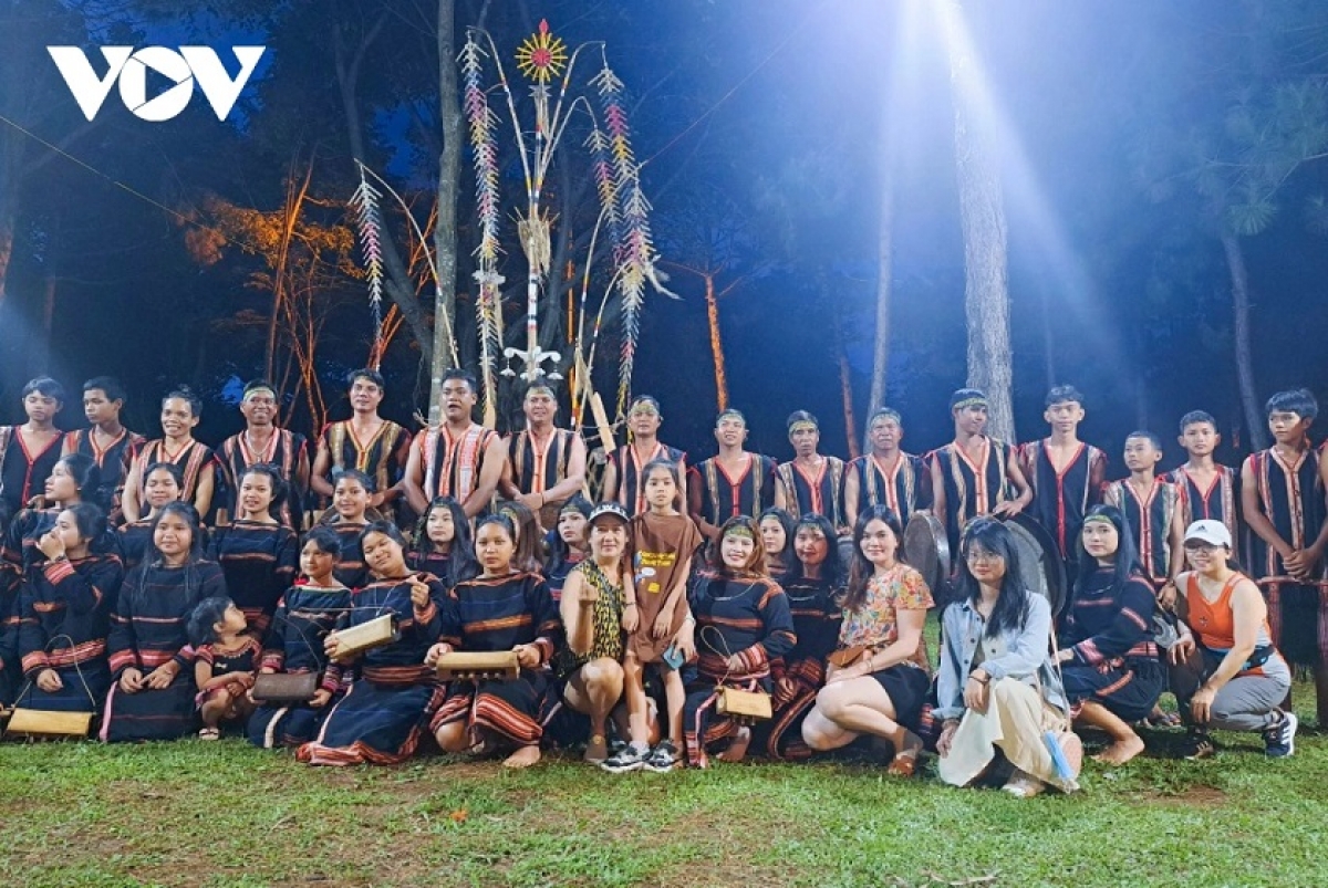 - Broă lơh Cing mồng lồi poh tàm Ƀlàng dờng Đại Đoàn Kết geh năc lòt nhơl kờñ ngan