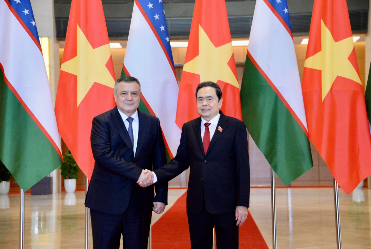 Khua git gai pơ ala mơnuih ƀôn sang dêh čar ơi Trần Thanh Mẫn hăng Khua pơ ala mơnuih ƀôn sang gơnong yŭ dêh čar Uzbekistan