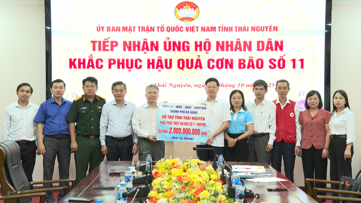 Chủ tịch HĐND thành phố Nguyễn Đức Dũng (thứ 5, bên trái sang) trao hỗ trợ cho lãnh đạo tỉnh Thái Nguyên. Ảnh: VĂN HẢI