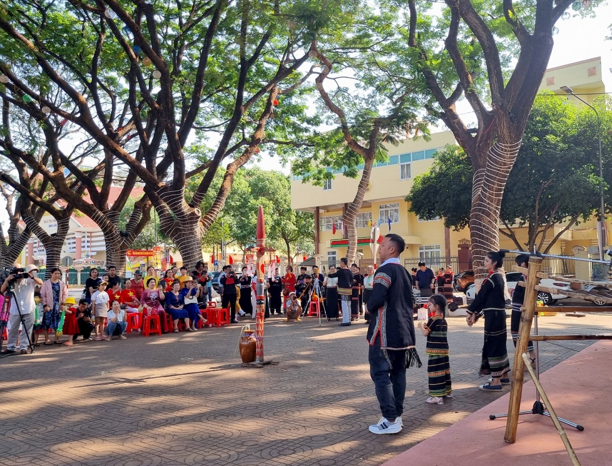 Tơdroăng mơđah ngê̆ thuât a xiâm loăng kân a Plông Kân 10/13, Dak Lak