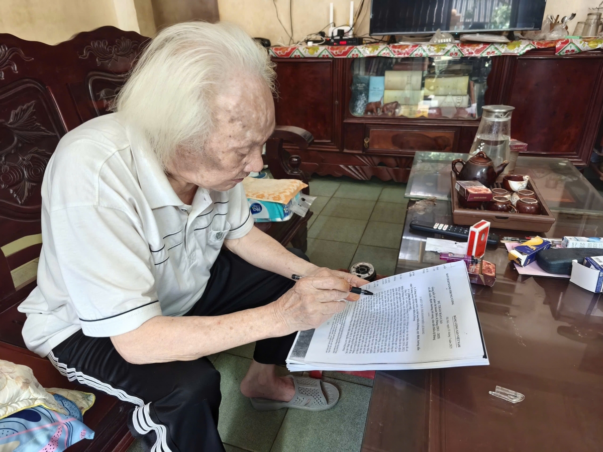 
Đảng viên sơnăm ‘lŏ kră Lê Hữu akhan, kăl atŏk kơtang hloh dơ̆ng hơnăp jang dăr lăng đơ̆ng Hơnih jang Mặt trận.