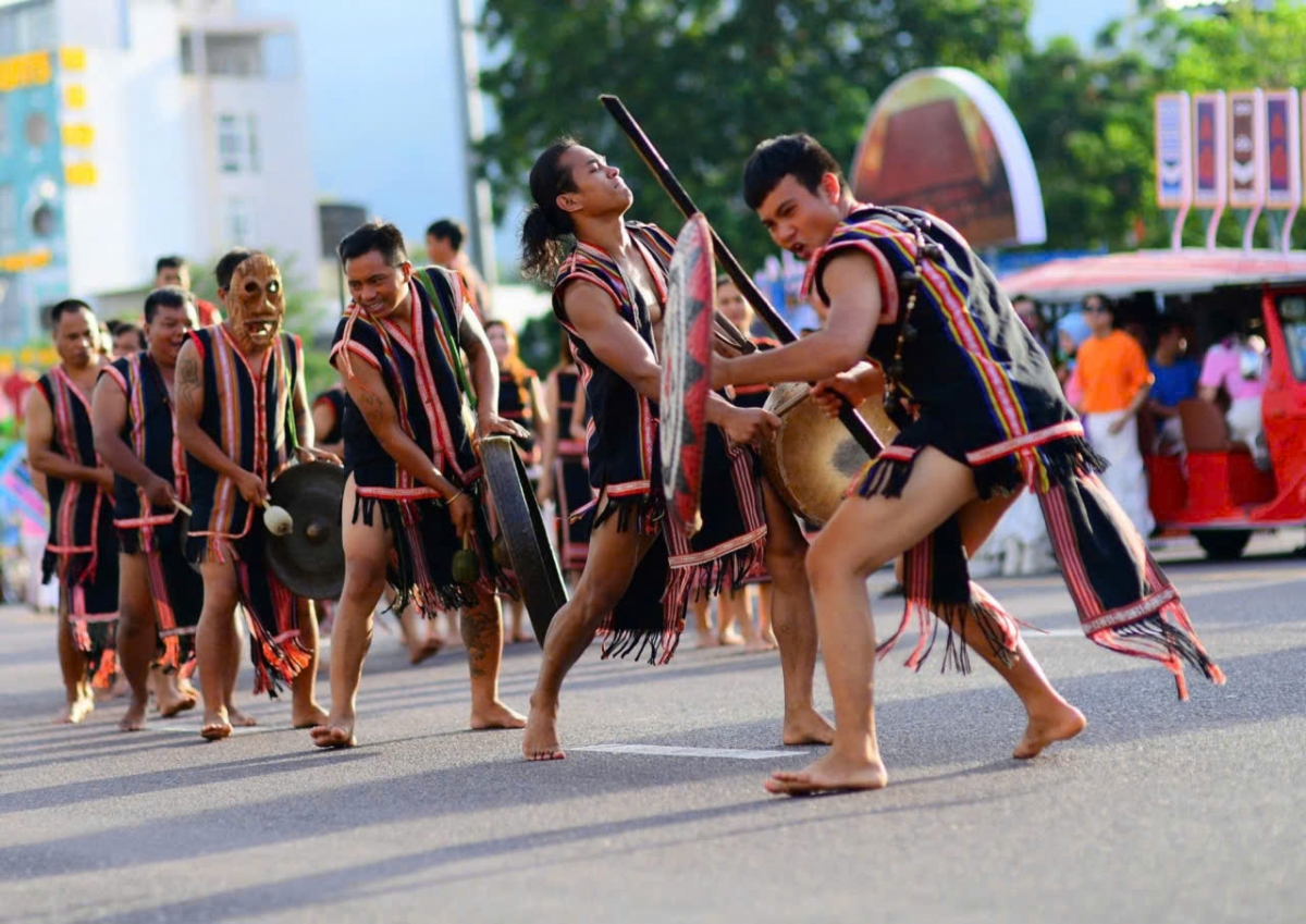 Dròng cing mồng tàm Lơh chờ “Bơta niam chài brê bơnơm dờng – Dà lềng tơlir tam tìp bal”