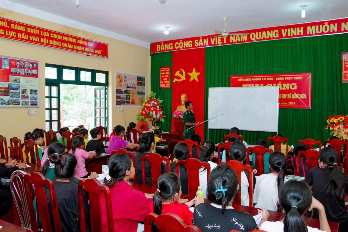 Đồn Biên phòng Lai Hoà tổ chức lớp dạy tiếng Khmer cho con em vùng biên giới biển