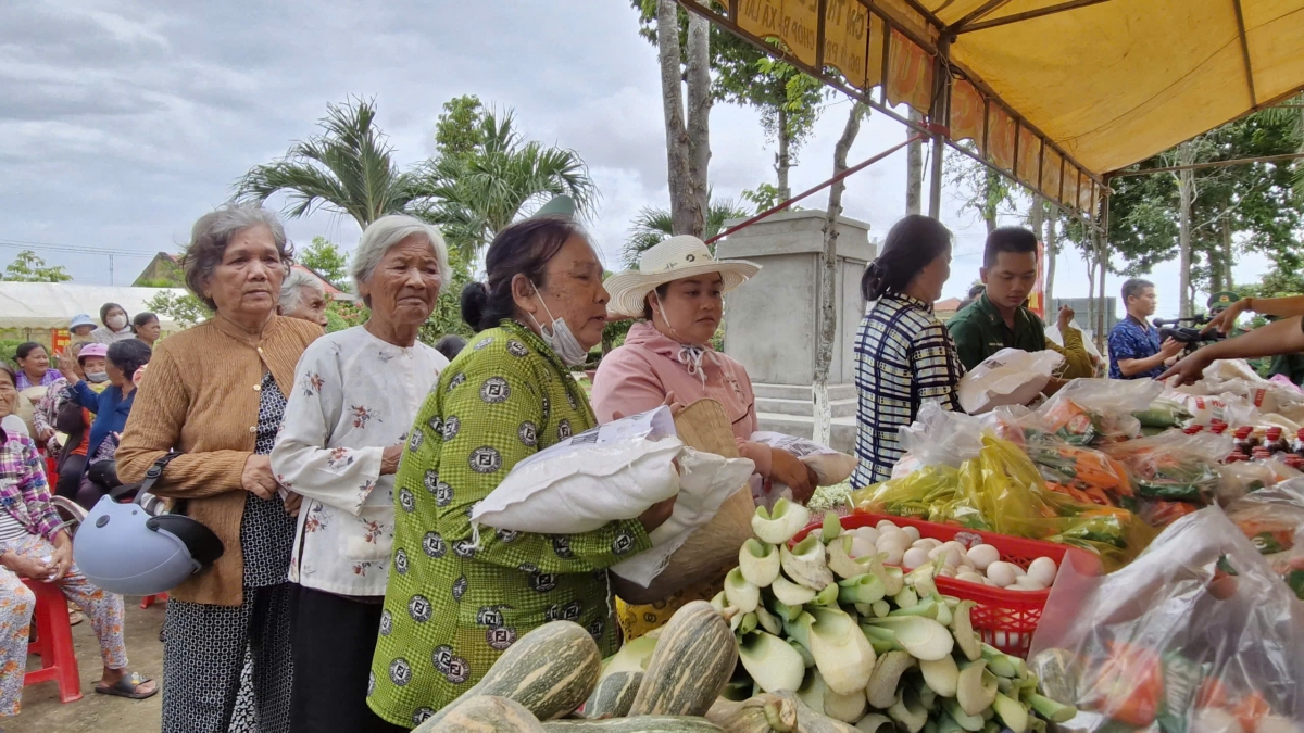 Đông đảo người dân tham gia "phiên chợ đặc biệt"