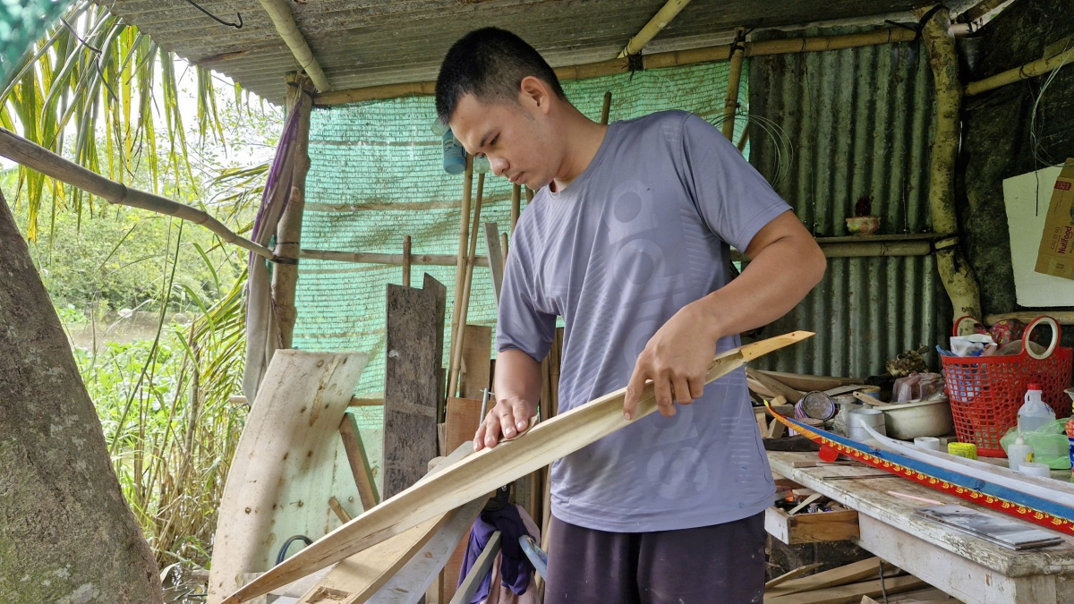 Anh Kim Hưng đang làm ghe Ngo mô hình