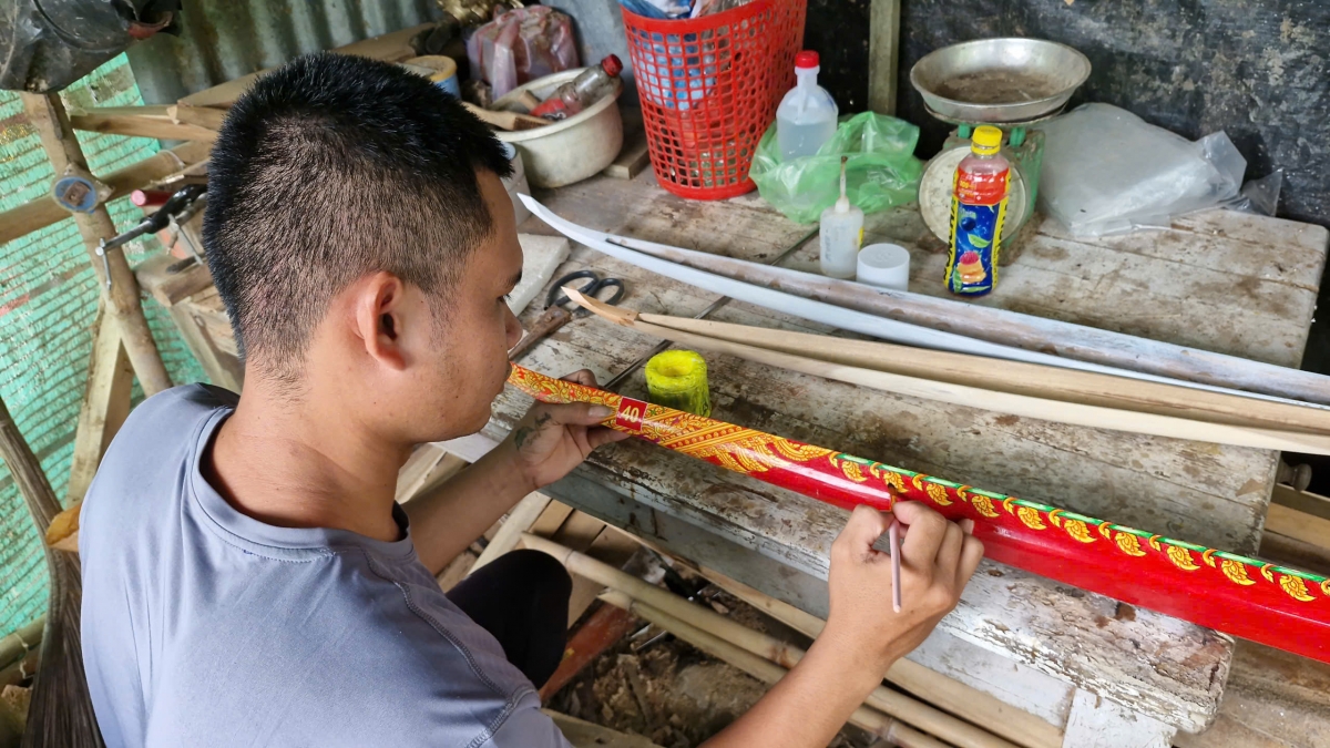 Dù là ghe Ngo mô hình, nhưng anh Kim Hưng trang trí hoa văn rất tỉ mỉ