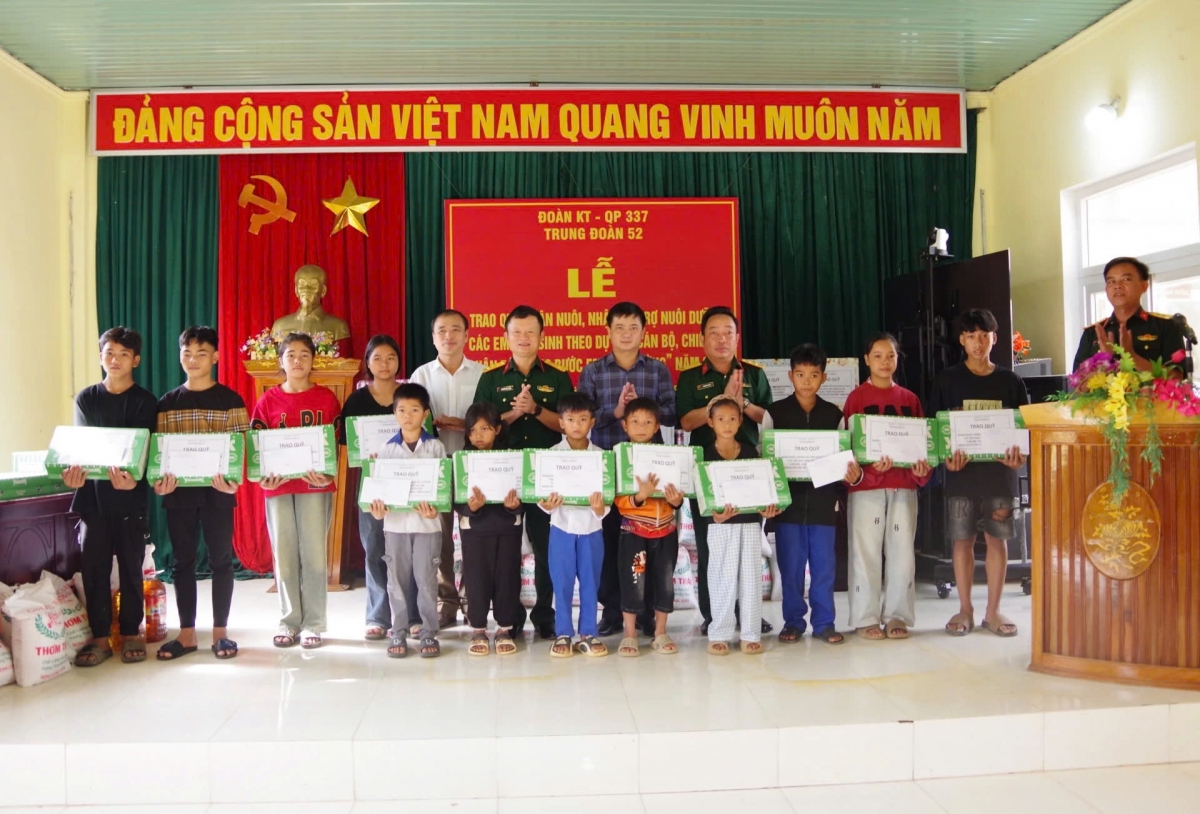 Lãnh đạo Trung đoàn 52 và UBND xã Hướng Lập trao quà cho học sinh nghèo: Ảnh: P.H.H - baoquangtri.vn