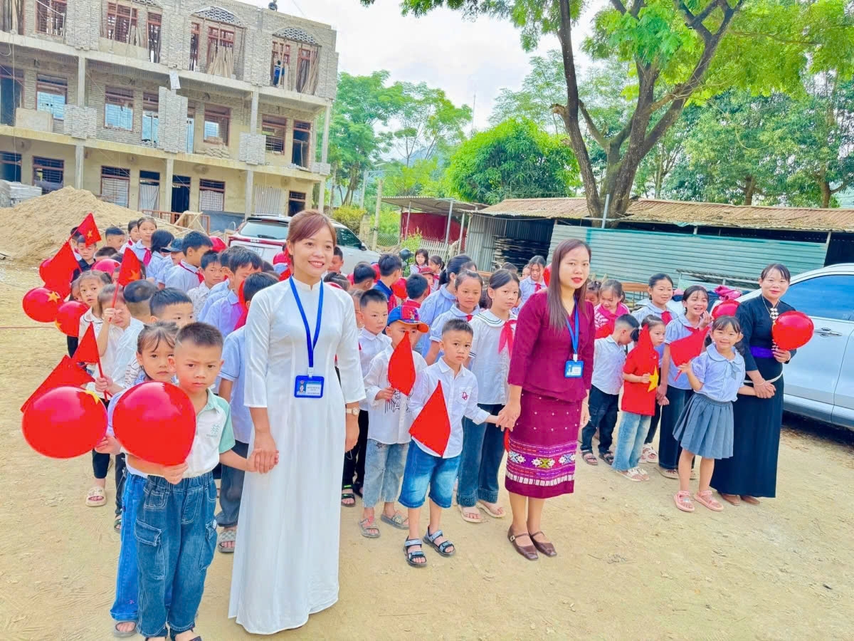 Tại Trường PTDTBT Tiểu học Mường Lạn đang thiếu giáo viên, đặc biệt là giáo viên tiếng Anh và Tin học