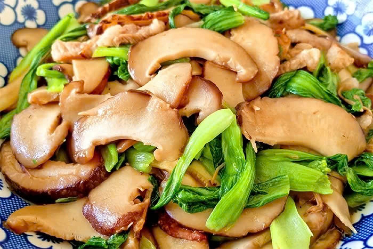 Cải chíp xào nấm thịt rất hấp dẫn với hương vị thơm ngon. (Ảnh: Sohu)