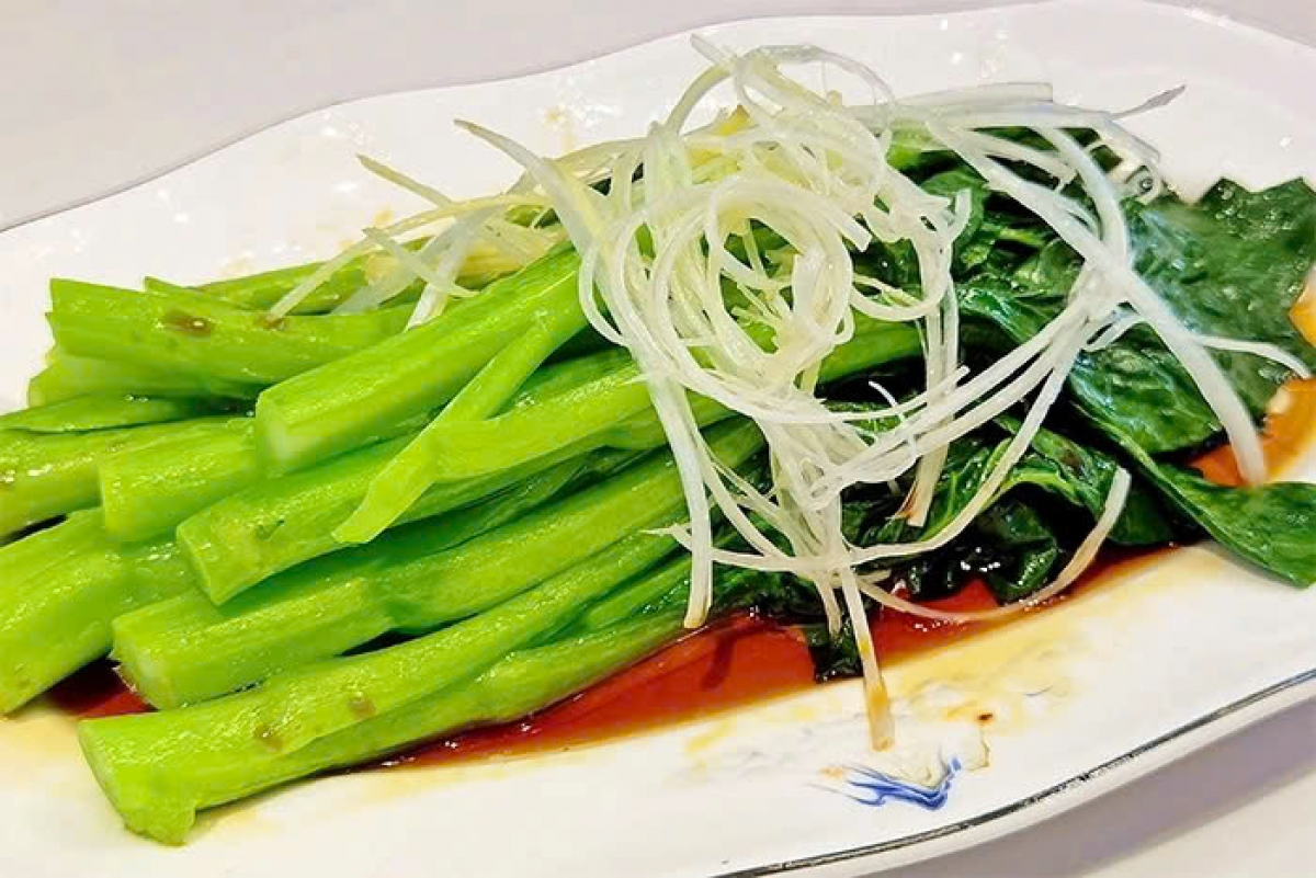 Cách chần rau cải ngồng giúp giữ được hương vị thơm ngon của rau. (Ảnh: Sohu)