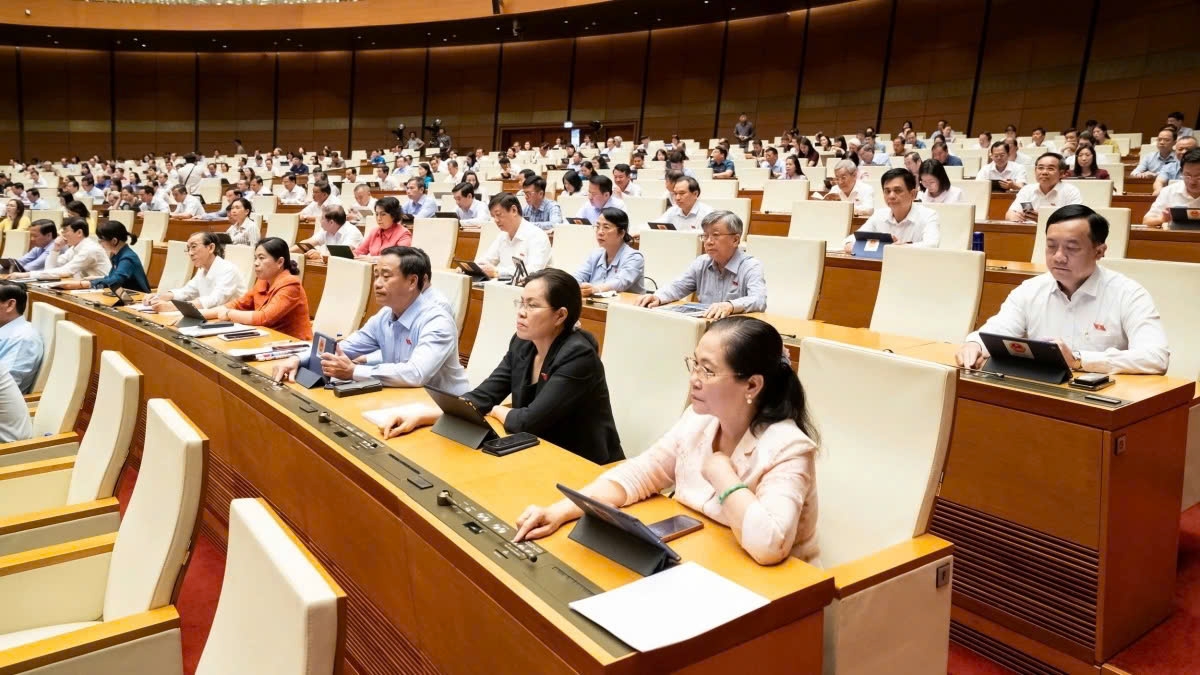 Đại biểu Quốc hội ấn nút biểu quyết tại Kỳ họp thứ 9, Quốc hội khóa XV