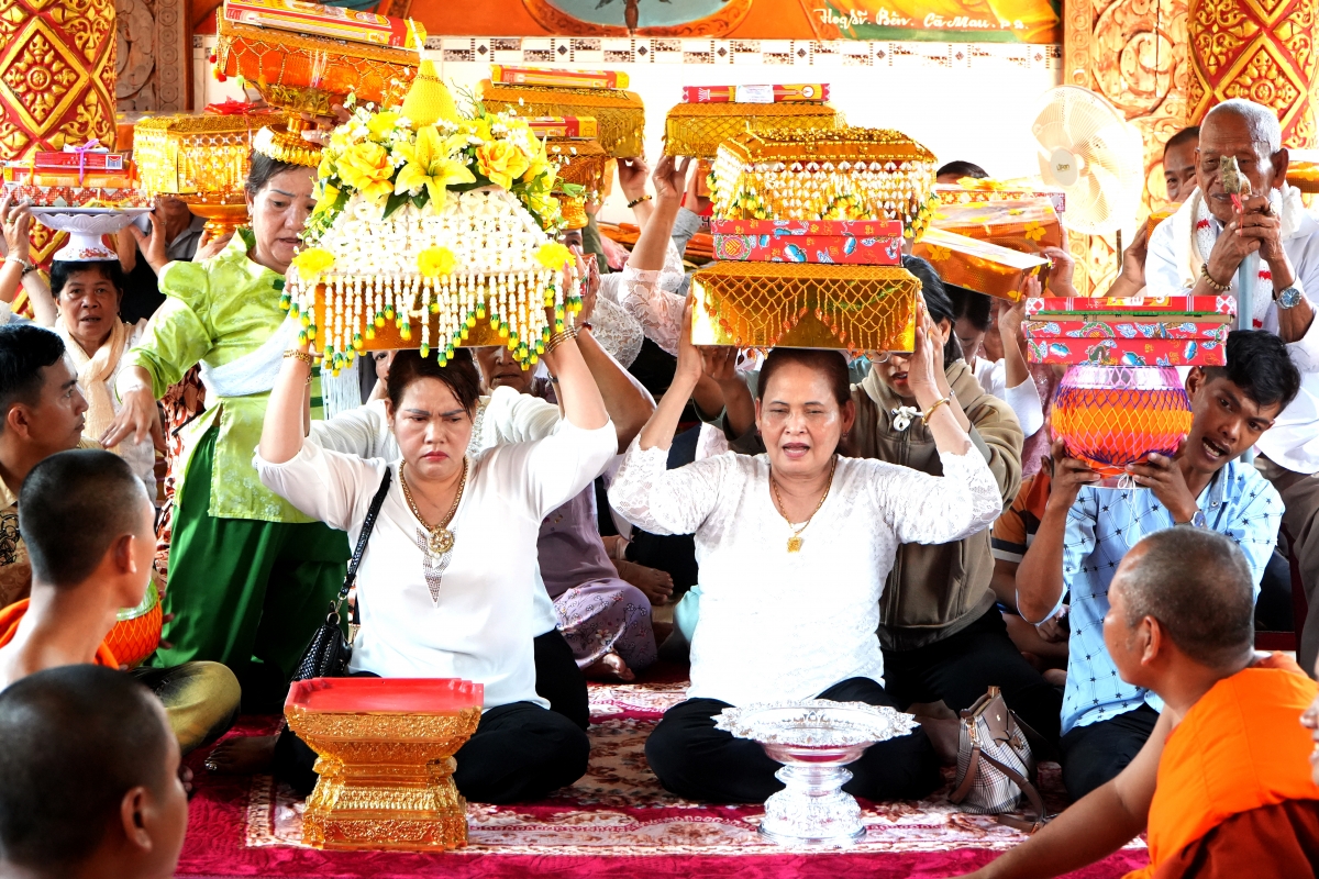 Gia dình bà Hữu Thị Ly đang Dâng Y