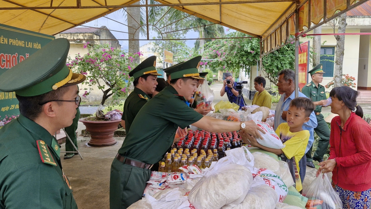 Hoạt động "phiên chợ đặc biệt" của Đồn Biên phòng Lai Hoà