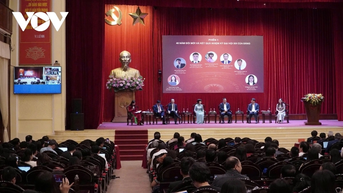 Các đại biểu tham luận tại hội thảo