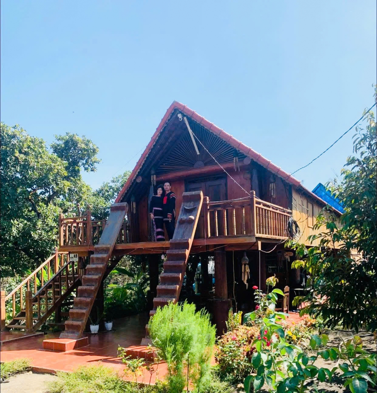 Những ngôi nhà ở buôn Tuor, phường Hòa Phú, tỉnh Đắk Lắk đã trở nên quen thuộc với du khách quốc tế.