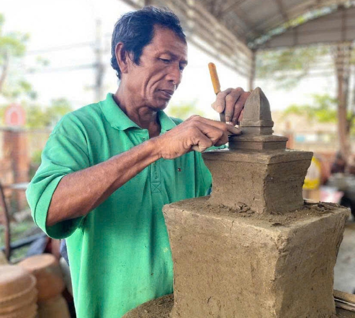 Nghệ nhân thâ pro tơmeăm ki meăn ƀă tơnêi hneăng