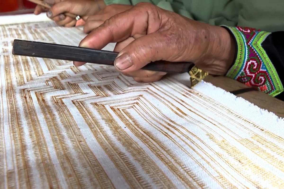 Các đường viền, họa tiết, hoa văn được làm hoàn toàn thủ công mà không có khuôn mẫu nào