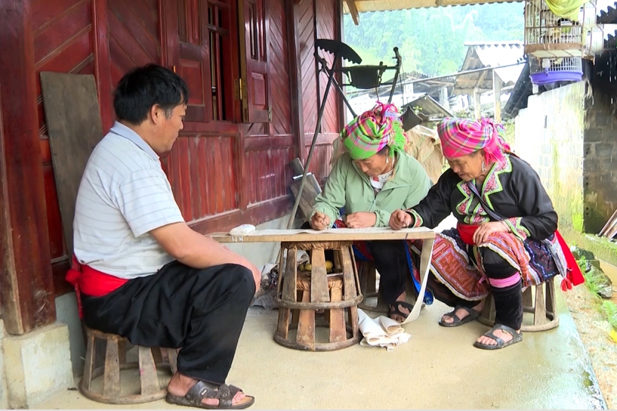 Hoạt động vẽ sáp ong trên vải lanh thường được phụ nữ Mông ở bản Lao Tỷ Phùng, phường Đông Phong (Lai Châu) thực hiện vào lúc nông nhàn