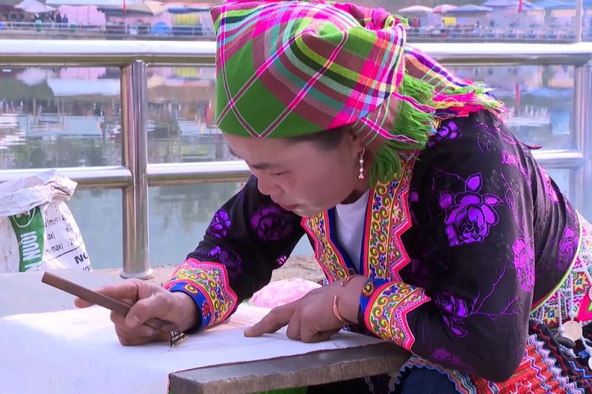 Lưu giữ nghề truyền thống gắn với phát triển du lịch đang được chính quyền địa phương ở Lai Châu đẩy mạnh, tạo thêm việc làm và thu nhập cho người dân
