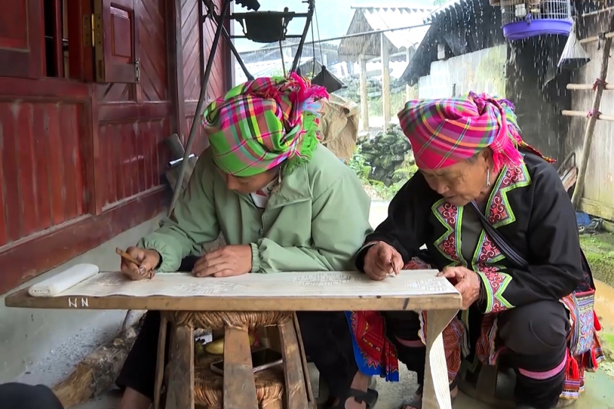 Việc vẽ sáp ong trên vải lanh ở bản Lao Tỷ Phùng nói riêng, tỉnh Lai Châu nói chung được phụ nữ Mông tiếp nối, trao truyền từ thế hệ này sang thế hệ khác