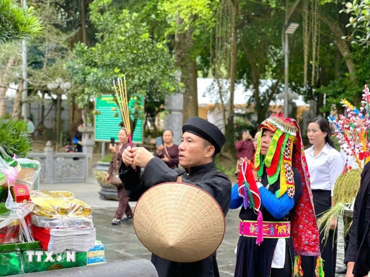 Adat mbang akaok Lisei bahrau Kalan Đông Cuông