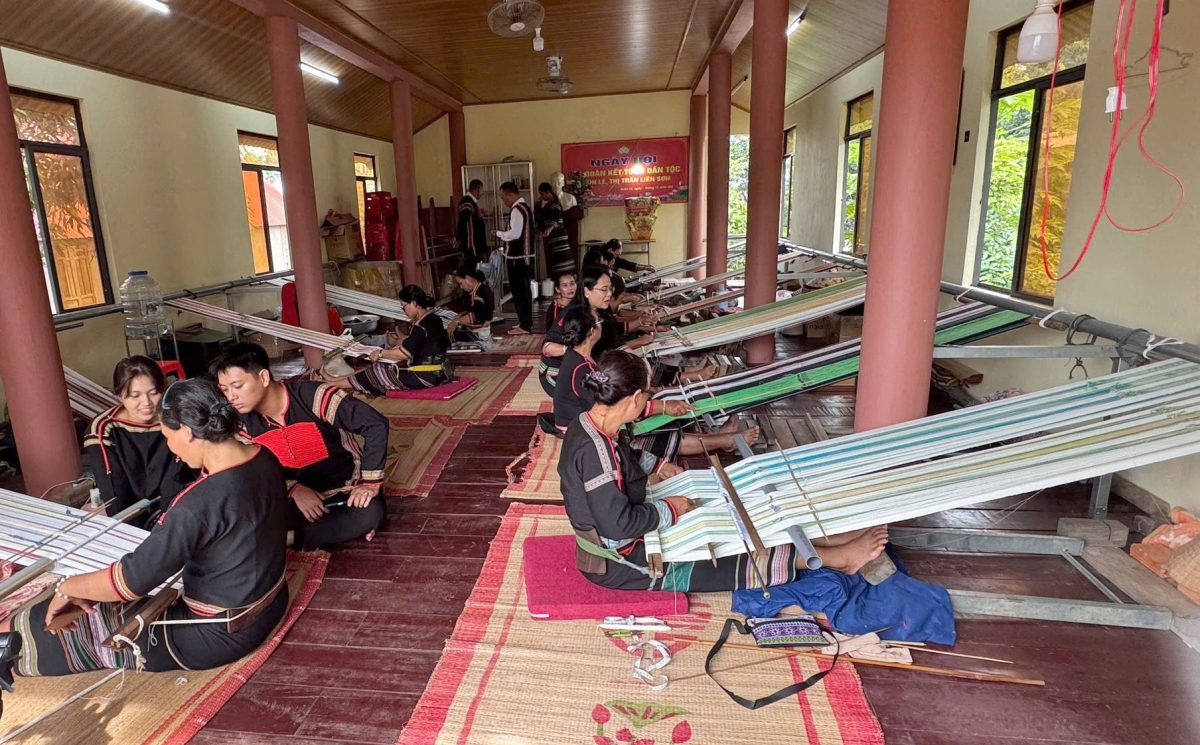 Gần chục chị em người Mnông Rlăm cùng tham gia dệt thổ cẩm tại Nhà văn hóa cộng đồng buôn Lê, xã Liên Sơn Lắk, tỉnh Đắk Lắk