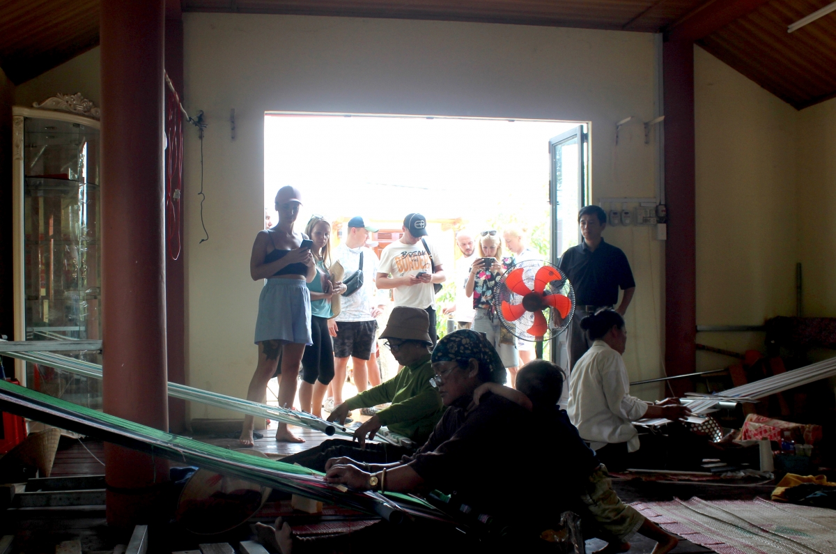 Công việc hàng ngày của các chị trở thành một hoạt động du lịch trải nghiệm văn hóa, được nhiều du khách quan tâm, tìm hiểu